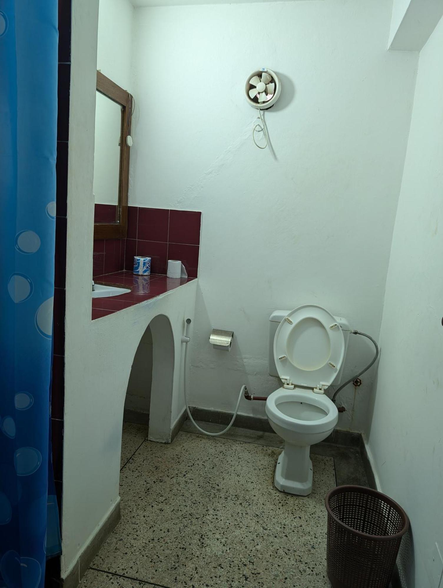 Q-Bar & Guesthouse Dar es Salaam Buitenkant foto