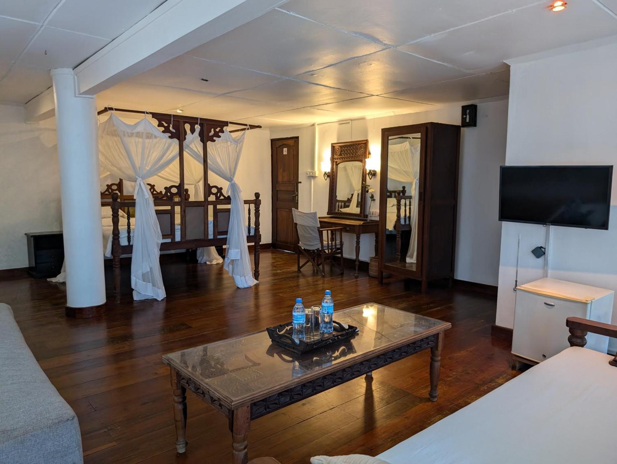 Q-Bar & Guesthouse Dar es Salaam Buitenkant foto