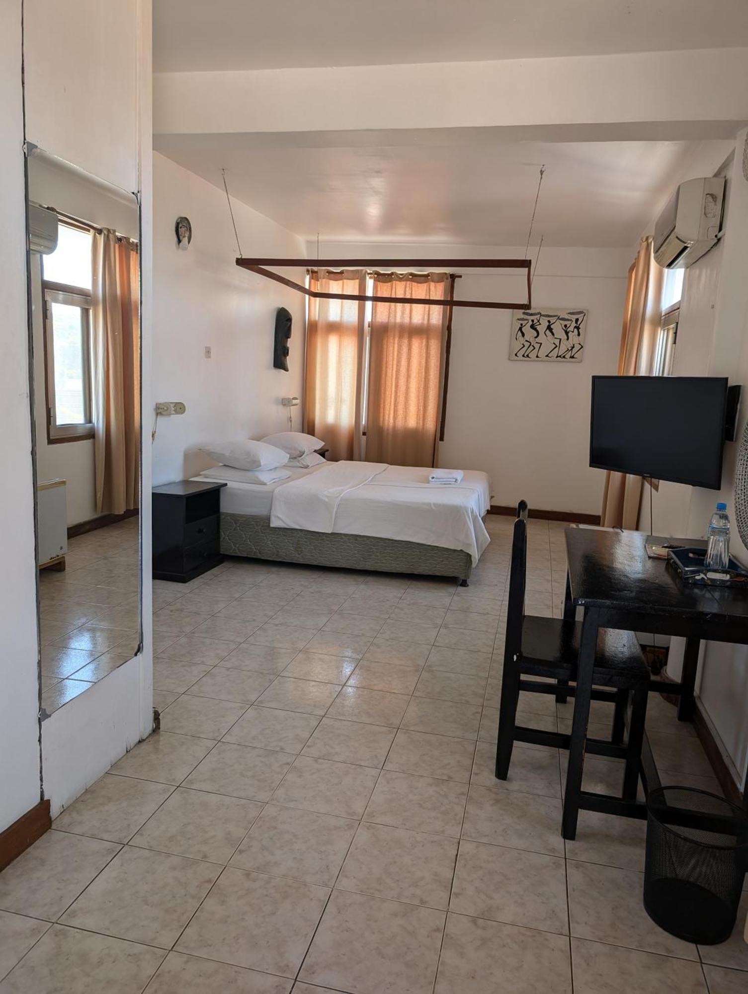 Q-Bar & Guesthouse Dar es Salaam Buitenkant foto