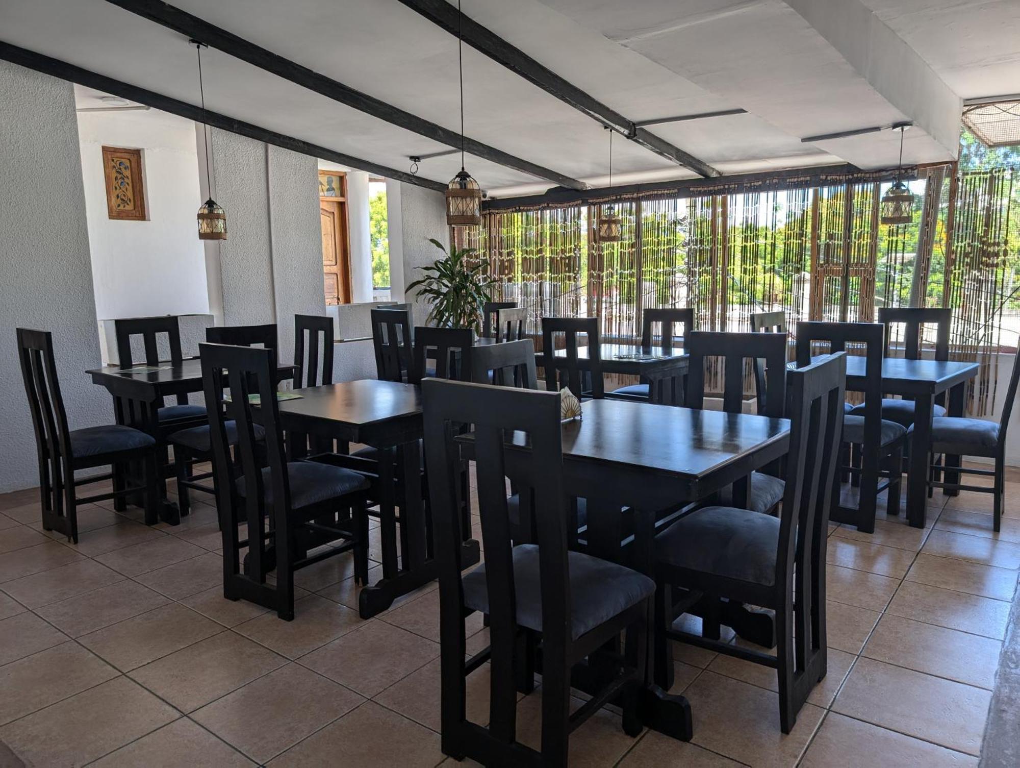 Q-Bar & Guesthouse Dar es Salaam Buitenkant foto
