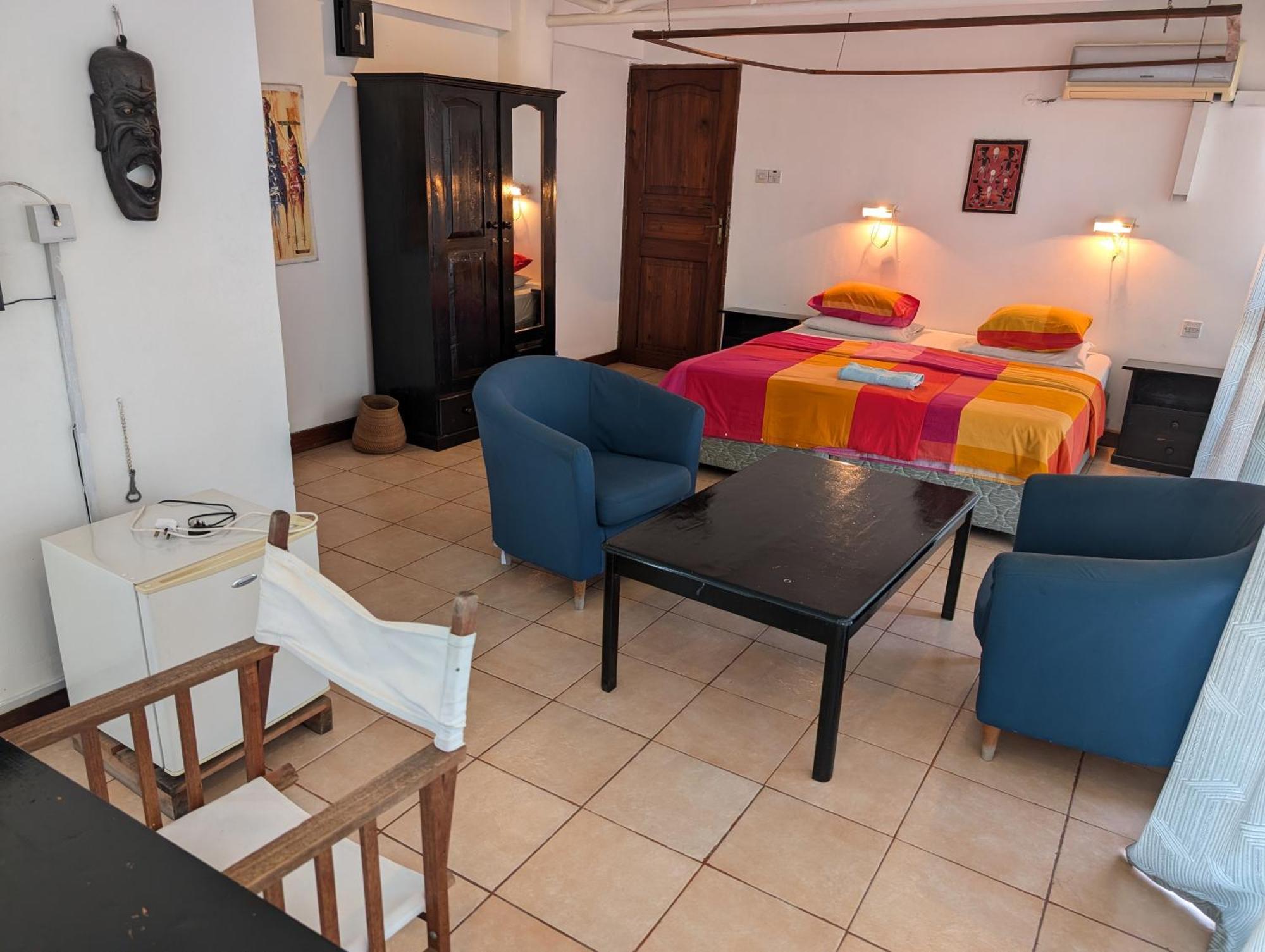 Q-Bar & Guesthouse Dar es Salaam Buitenkant foto