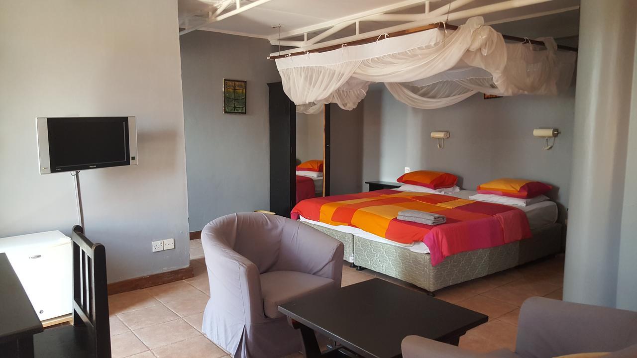 Q-Bar & Guesthouse Dar es Salaam Buitenkant foto