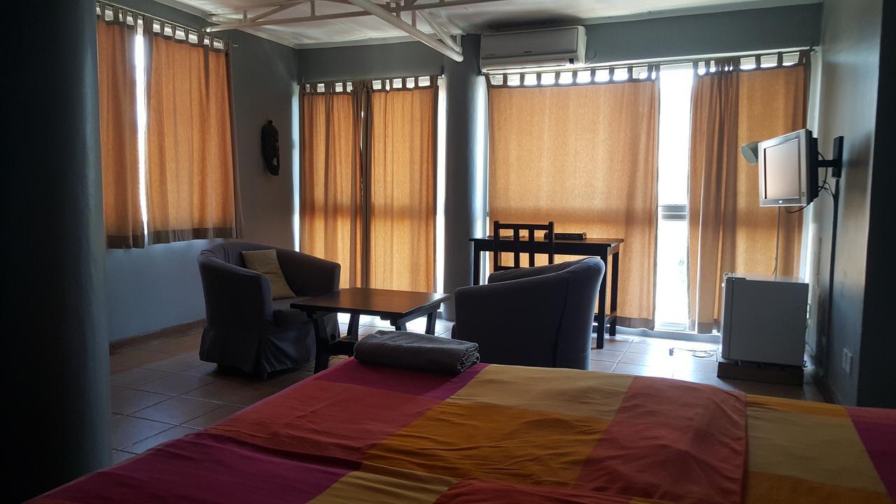 Q-Bar & Guesthouse Dar es Salaam Buitenkant foto