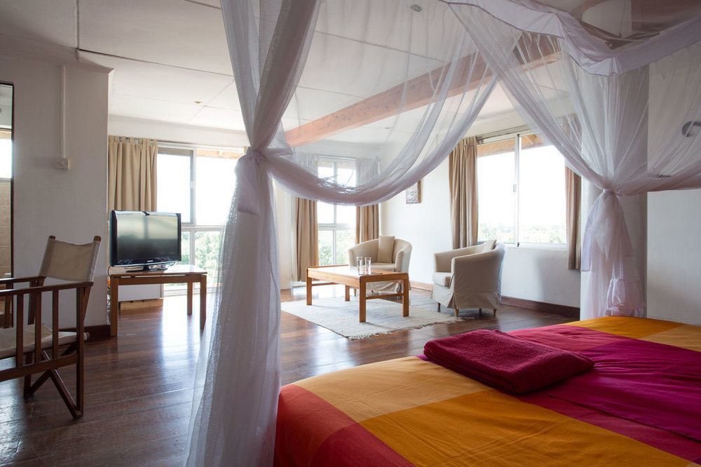 Q-Bar & Guesthouse Dar es Salaam Buitenkant foto